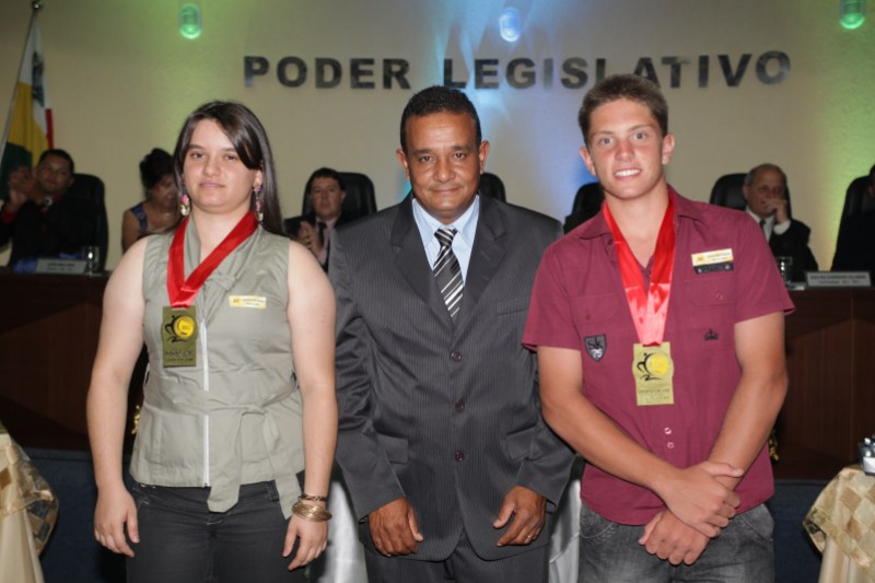 Vereador Nilson com os atletas do Tnis de Campo