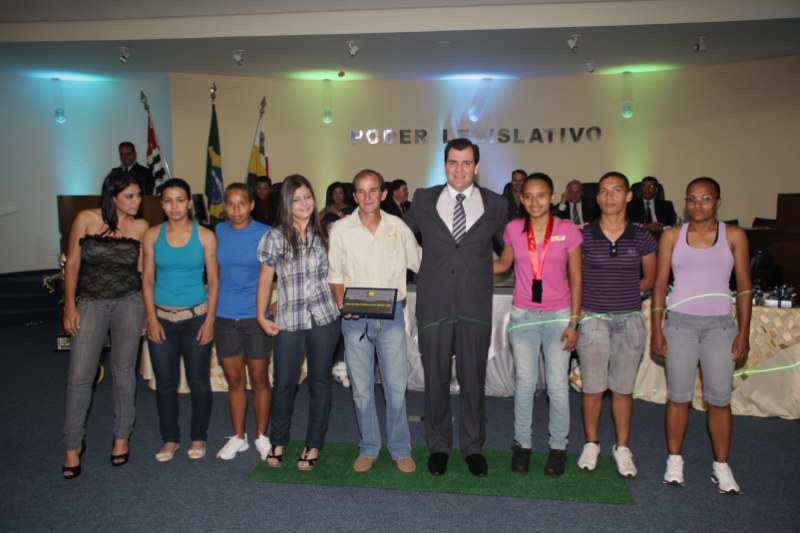 Vereador Rodrigo com a equipe de Fustal Feminino