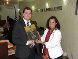 Vereadora Almira entrega livro ao Presidente da Câmara 155x116