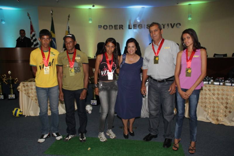 Vereadora Almira com os atletas da modalidade Atletismo