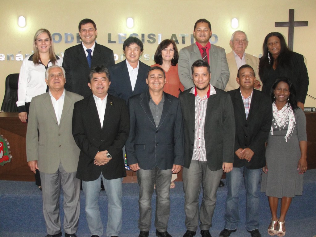 Vereadores posam ao final da Sessão Extra e comemoram a conquista para o município