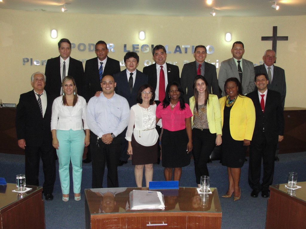 Vereadores posam com os representantes da Avoa Rodrigo e Elen
