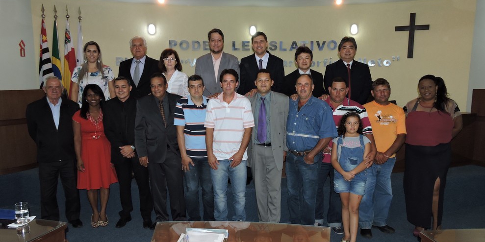 Vereadores posam com os responsáveis pela Associação de Produtores de Leite e Derivados