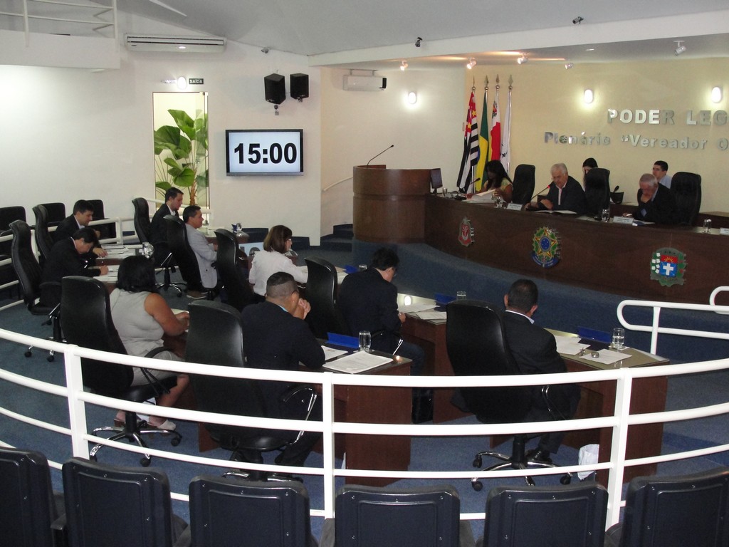 Vereadores reunidos na Sessao Extra de quinta 30
