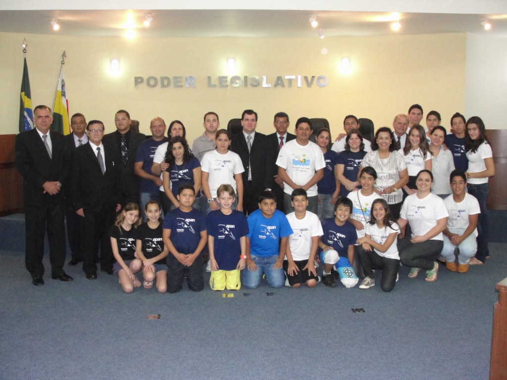 Vereadores posam com os membros da APAN