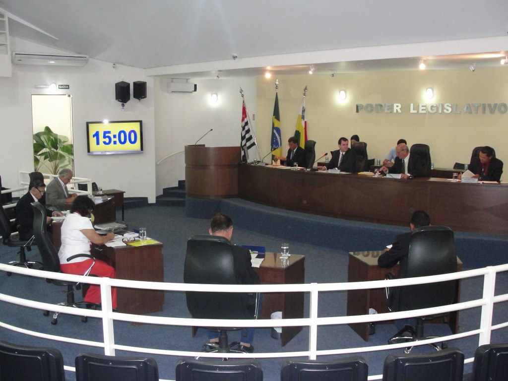 Vereadores reunidos na Sesso Extra de quinta 16