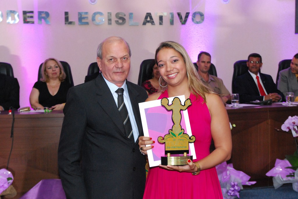 Wanessa recebe seu trofeu das maos do vereador Joao Rio