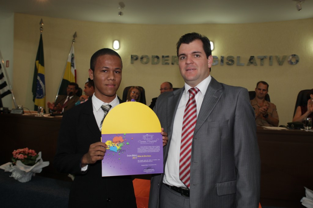 Wilian recebe o diploma de Vereador Jovem